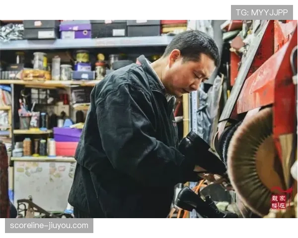 周冠宇现身商场手拎好几只大牌购物袋,赛道硬汉和街头买买买的反差有点强 周冠宇现身商场手拎好几只大牌购物袋,赛道硬汉和街头买买买的反差有点强